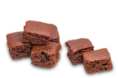 Yüksek açılı, çıtır çıtır çikolatalı kek yığını beyaz arka planda, kırpma yolu ile izole edilmiş.