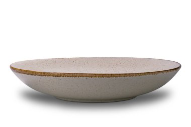 Boş kahverengi seramik kasenin yakın görüntüsü koyu kenarı beyaz arka planda kırpma yolu ile izole edilmiş..