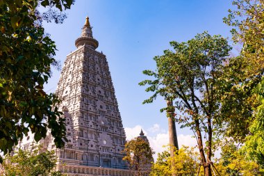 Bodhi Gaya Hindistan 'dan Mahabodhi Tapınağı Pagoda Mockup' u Ashoka Pilla ile birlikte Ngao Bölgesi, Lampang Eyaleti, Tayland 'da Wat Chong Kham' da oturdu..