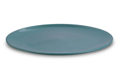 Beyaz arkaplanda kırpma yolu ile izole edilmiş boş sığ mavi seramik plakanın yüksek açılı görünümü.