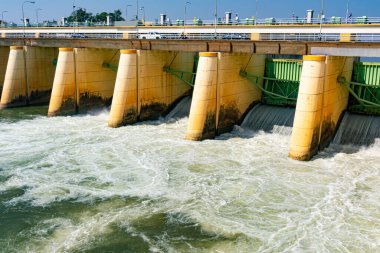 Tayland 'ın Kanchanaburi ilindeki hidroelektrik santrali ve sulama amaçlı baraj kapılarından akan suyun görüntüsü