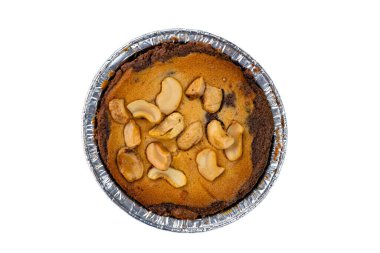 Beyaz arka planda izole edilmiş folyo kabındaki çikolatalı pastanın üst görüntüsü kırpma yolu ile izole edilmiş.