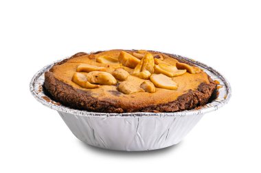 Beyaz arka planda izole edilmiş folyo fırınlanmış fındıklı çikolatalı pastanın yan görüntüsü