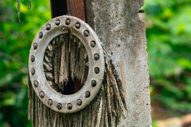 Eski terk edilmiş paspas bezi beton direğe asılı..