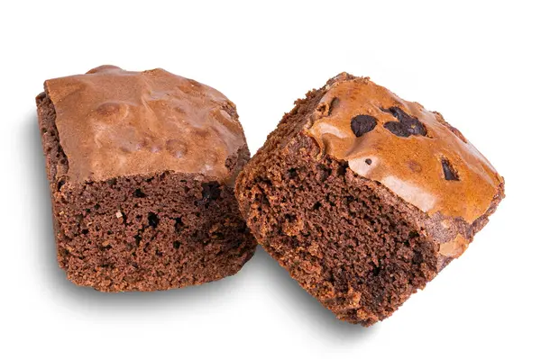 Beyaz arka planda izole edilmiş, kırpma yolu olan ev yapımı çikolatalı kek..