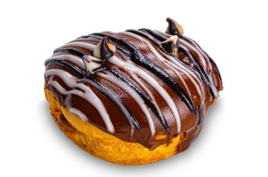 Tek çikolatalı choux kremalı pasta beyaz arka planda kırpma yolu ile izole.