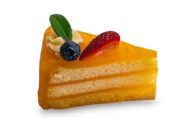 Üzerinde çilek, yabanmersini yeşili yaprağı ve kesme yolu olan beyaz arka planda izole edilmiş beyaz krema olan ev yapımı turuncu katmanlı bir pasta dilimi.