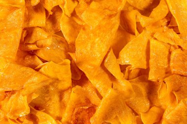 Masanın üzerinde tatlı patates cipsi yığını var, yakın plan..