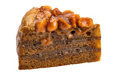 Karamelli macadamia fındıklı kahve keki beyaz arka planda kırpma yolu ile izole edilmiş.