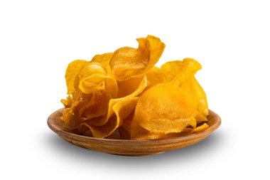 Tahta tabakta tatlı patates cipsi. Beyaz arka planda, kırpma yolu ile izole edilmiş.