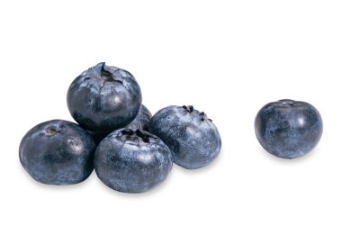 Beyaz arkaplanda kırpma yolu ile izole edilmiş olgun, tatlı yaban mersini yığını.