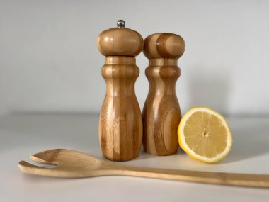 Masada limonlu iki tahta kaşık.