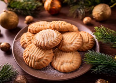 Geleneksel Noel kurabiyeleri masada.