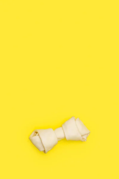 Rawhide Kości Żółtym Tle Miejsca Kopiowania — Zdjęcie stockowe