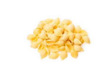 Conchiglie makarna kopyalama alanı olan beyaz bir arkaplanda izole edildi