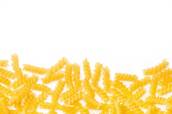 Fusilli Pasta Auf Weißem Hintergrund Mit Kopierfläche — Stockfoto