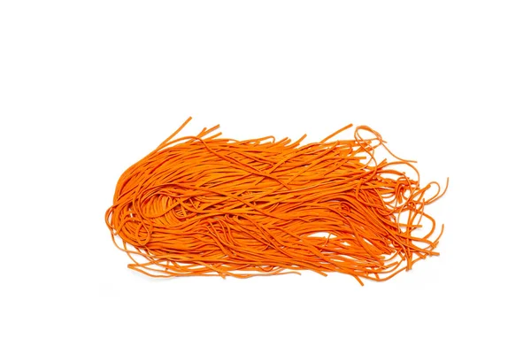 Verse Ongekookte Rode Peper Spaghetti Een Witte Achtergrond Met Kopieerruimte — Stockfoto