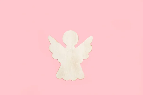 Белый Деревянный Ангел Розовом Фоне Копировальным Пространством — стоковое фото