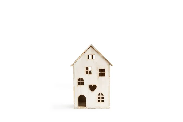 Een Wit Houten Speelgoedhuisje Een Witte Achtergrond Met Kopieerruimte — Stockfoto