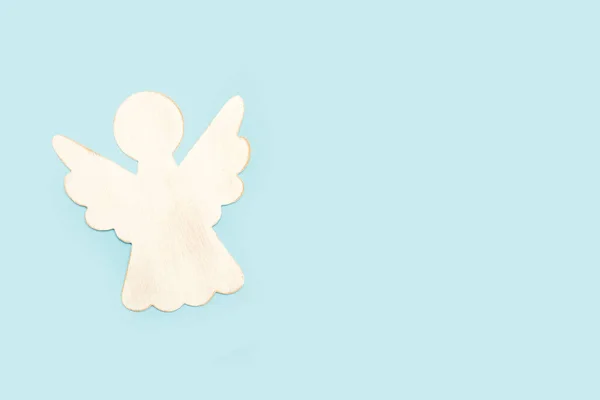 Een Witte Houten Engel Een Lichtblauwe Achtergrond Met Kopieerruimte — Stockfoto