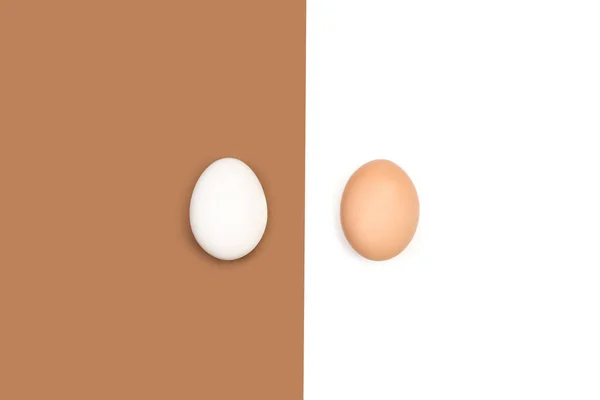 Weiße Und Braune Eier Auf Braun Und Weiß Geteiltem Hintergrund — Stockfoto