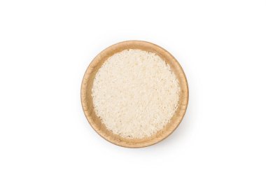 Tahta bir kasede çiğ pirinç, beyaz bir arka planda, fotokopi alanı olan üst bir manzarada.