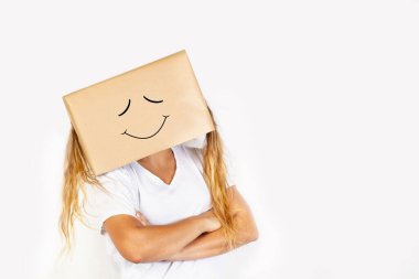 Kafası bir kutuda olan ve kolları çapraz çizilmiş bir kadın fotokopi alanı olan beyaz bir arka planda duruyor.