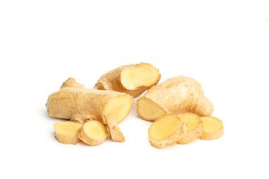 Beyaz arkaplanda kopyalama alanı olan bir zencefil kökü