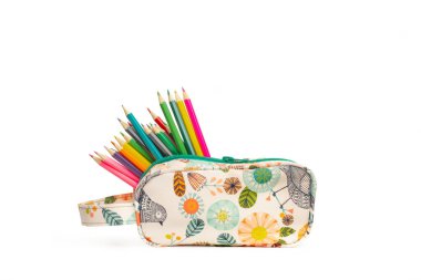 Renkli bir bitki desenli el çantasındaki renkli kalemler beyaz bir arkaplanda fotokopi alanı ile