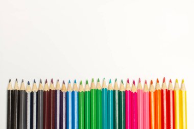 Kopyalama alanı olan beyaz arkaplan üzerindeki renkli kalemler