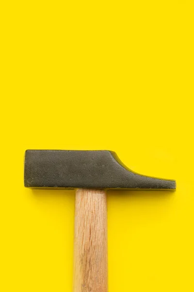 Een Hamer Een Gele Achtergrond Een Close View Met Kopieerruimte — Stockfoto