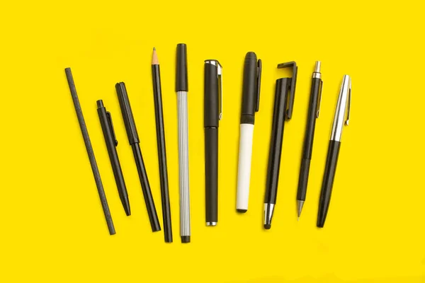 Penanda Pena Dan Pensil Pada Latar Belakang Kuning Dengan Ruang — Stok Foto