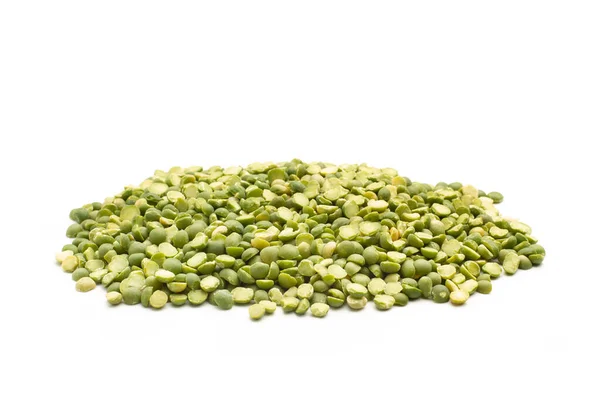コピースペースのある白い背景に緑のレンズ豆のヒープ — ストック写真