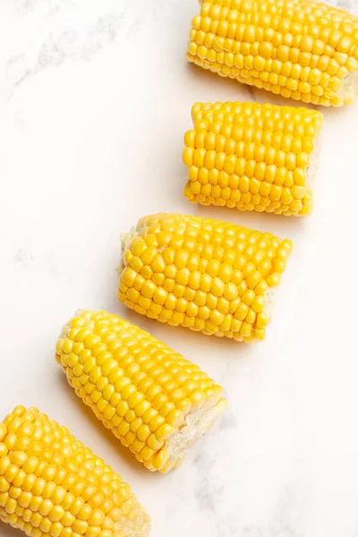 Кусочки Кукурузы Кухонном Столе Белого Мрамора Вид Сверху — стоковое фото