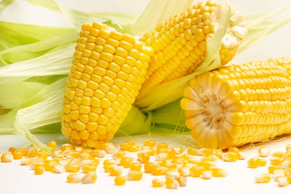 Kukoricadarabok Zöldburok Levelek Egy Fehér Márványkonyhapulton Közelről — Stock Fotó