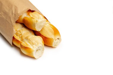 Kese kağıdında ekmek ve kopyalama alanı olan beyaz bir arkaplan.