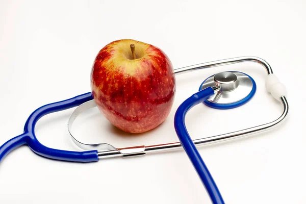 Ein Stethoskop Mit Einem Roten Apfel Auf Weißem Hintergrund Mit — Stockfoto