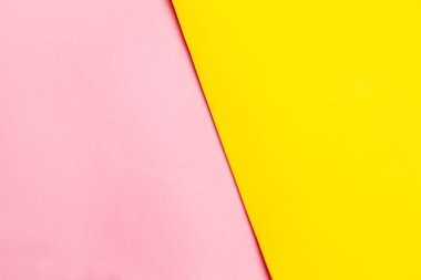 Pembe ve sarı arka planda gölgeli bir kağıt