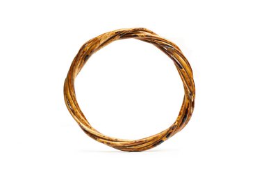 Kopya alanı olan beyaz bir arkaplanda bir hasır çelenk