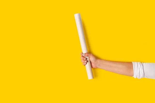 Mulher Mão Segurando Papel Embrulho Branco Fundo Amarelo Com Espaço — Fotografia de Stock
