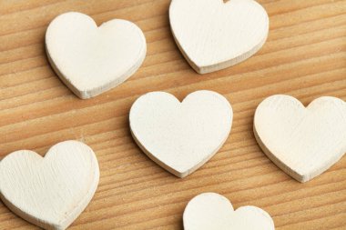 Beyaz ahşap kalpler, ahşap bir masada yakın çekim ve üst manzara.