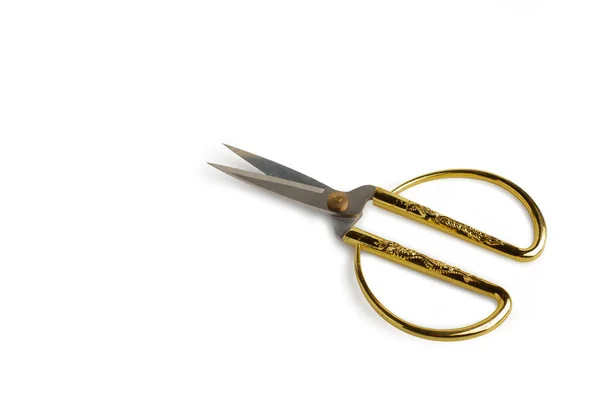 Nůžky Velkými Zlatými Rukojetěmi Bílém Pozadí — Stock fotografie