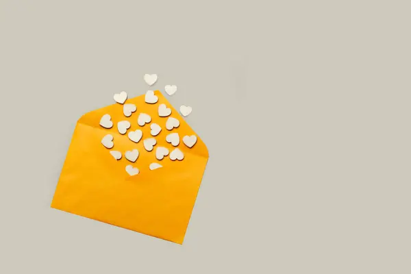Открытый Желтый Конверт Белые Маленькие Сердечки Выходящие Сером Фоне — стоковое фото