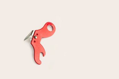 Fotokopi alanı beyaz arkaplan üzerinde kırmızı metalik bir konserve açacağı