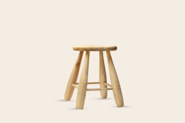 Fotokopi alanı beyaz arkaplan üzerinde küçük tahta bir tabure