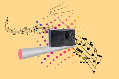 Sarı arka planda, üzerinde benekler ve notalar olan klasik bir radyoyu tutan kadın.