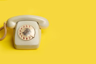 Kopya alanı olan sarı bir arkaplanda klasik bir arama telefonu
