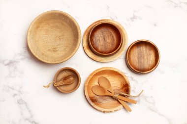 Ahşap tabaklar ve kaşıklar mermer mutfak tezgahının üstünde.