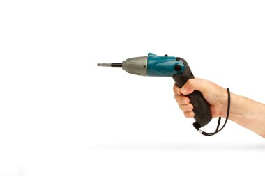 Beyaz zemin üzerinde insan eli ile doldurulabilir elektrikli tornavida kopyalama alanı ile birlikte.