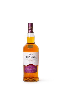 Bir şişe Glenlivet viskisi, beyaz arka planda fotokopi alanı olan.